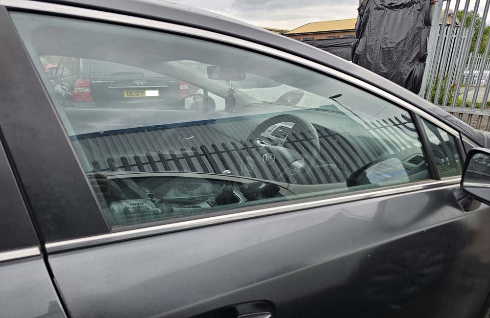 Toyota Avensis TR D4D Door window glass driver side front